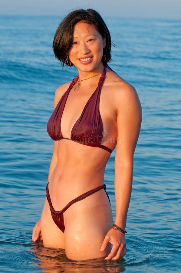 Donna asiatica sorridente attraente in bikini