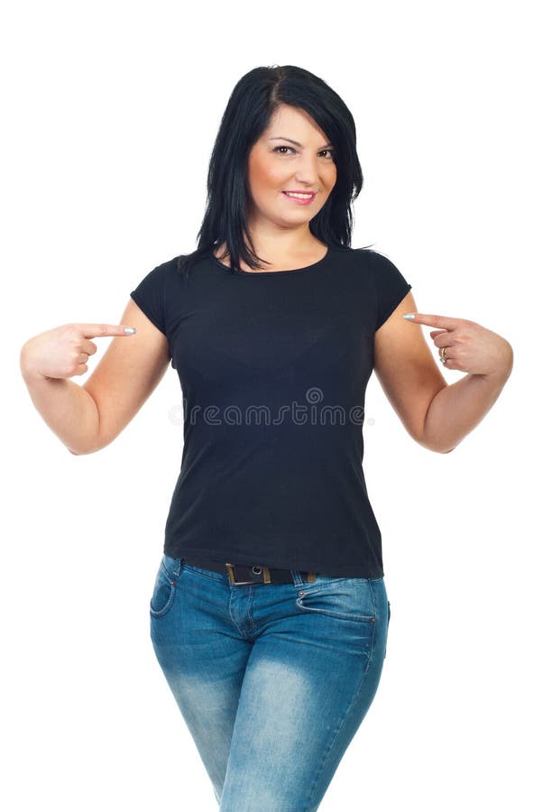 Donna attraente che indica la sua maglietta