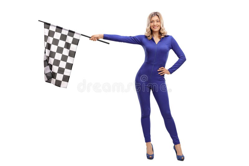 Donna attraente che ondeggia una bandiera della corsa