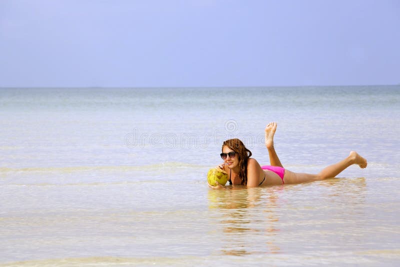 Donna attraente che prende il sole in acqua di cristallo splendida, Cambogia immagine stock libera da diritti Donna attraente che prende il sole in acqua di cristallo splendida, Cambogia immagine stock libera da diritti
