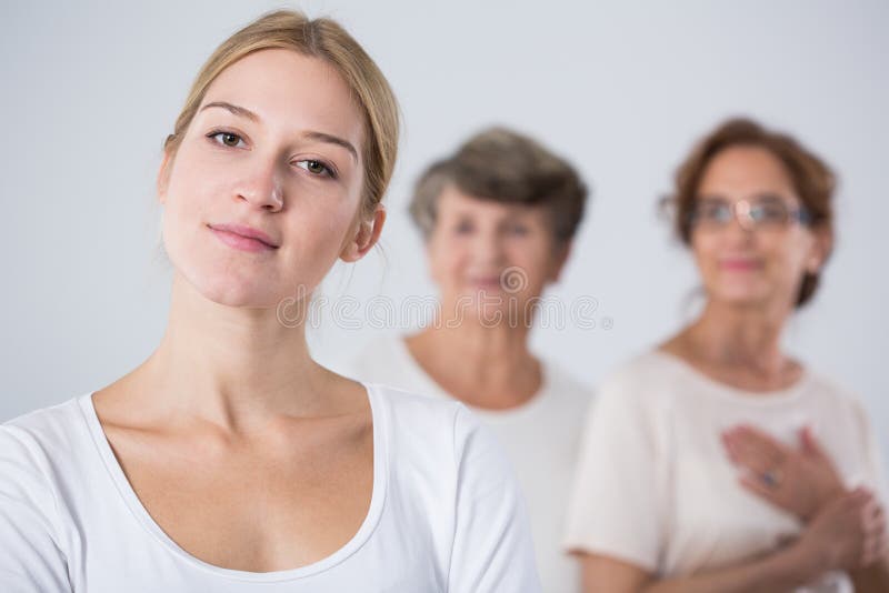 Donna attraente contenta immagini stock libere da diritti Donna attraente contenta immagini stock libere da diritti