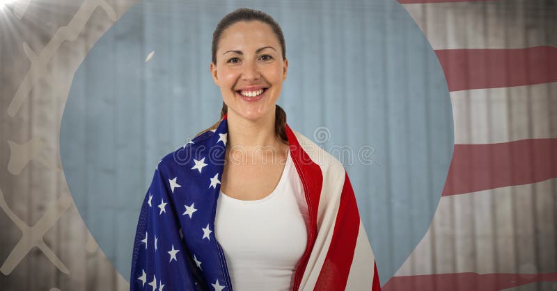 Donna avvolta in bandiera americana contro il pannello di legno confuso con la bandiera americana ed il chiarore disegnati a mano illustrazione di stock Donna avvolta in bandiera americana contro il pannello di legno confuso con la bandiera americana ed il chiarore disegnati a mano illustrazione di stock