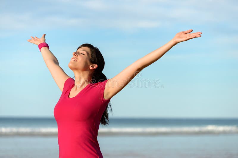 Donna felice di forma fisica che alza armi fotografia stock libera da diritti Donna felice di forma fisica che alza armi fotografia stock libera da diritti
