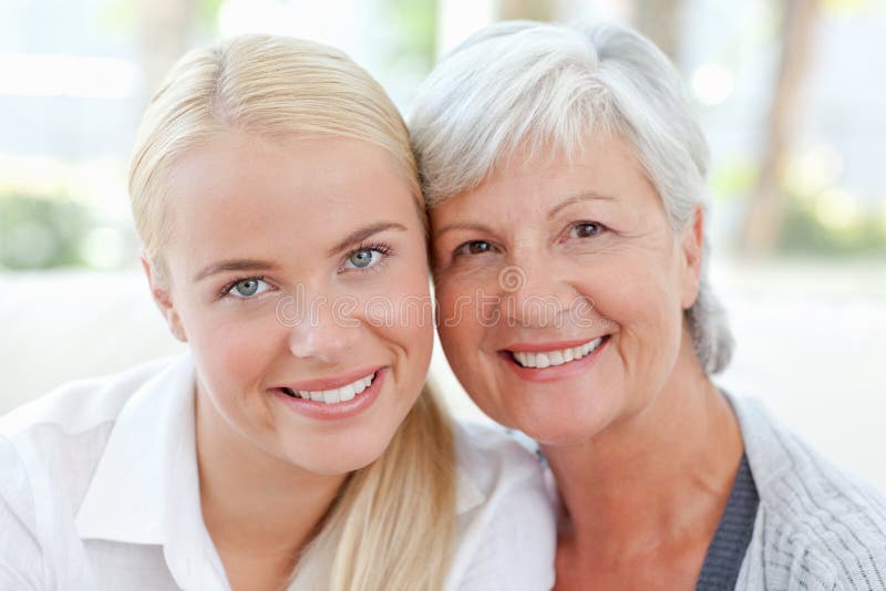 Donna bella con la sua madre fotografia stock libera da diritti Donna bella con la sua madre fotografia stock libera da diritti