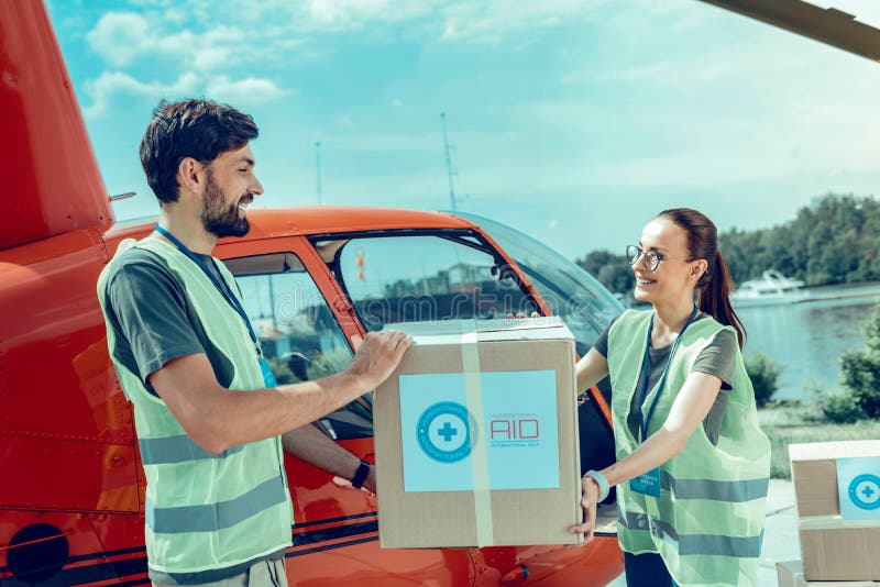 Donna bella d'orientamento in vetri trasparenti e nel suo collega barbuto positivo immagini stock libere da diritti Donna bella d'orientamento in vetri trasparenti e nel suo collega barbuto positivo immagini stock libere da diritti