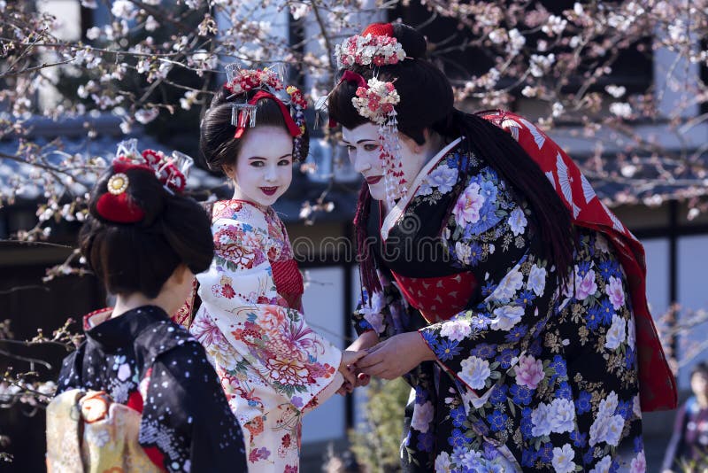 Donna bella e due bambini in vestiti giapponesi nazionali immagini stock libere da diritti Donna bella e due bambini in vestiti giapponesi nazionali immagini stock libere da diritti