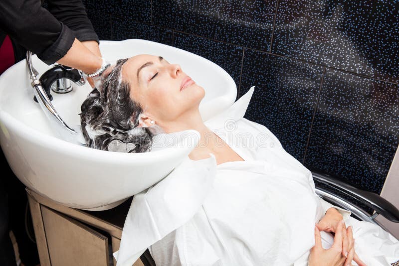 Donna Bianca Che Ottiene Un Lavaggio Dei Capelli in Un Salone Di