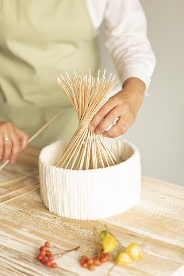 Donna bianca fa scheletri di carcassa con schegge di bambù e fili di bianco per bouquet commestibile fotografia stock