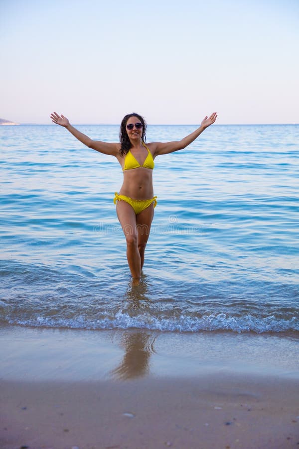 Donna in Bikini Giallo Alla Spiaggia Fotografia Stock Immagine di