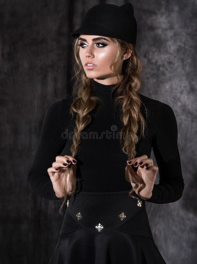 Donna bionda attraente in vestito nero fotografia stock libera da diritti Donna bionda attraente in vestito nero fotografia stock libera da diritti