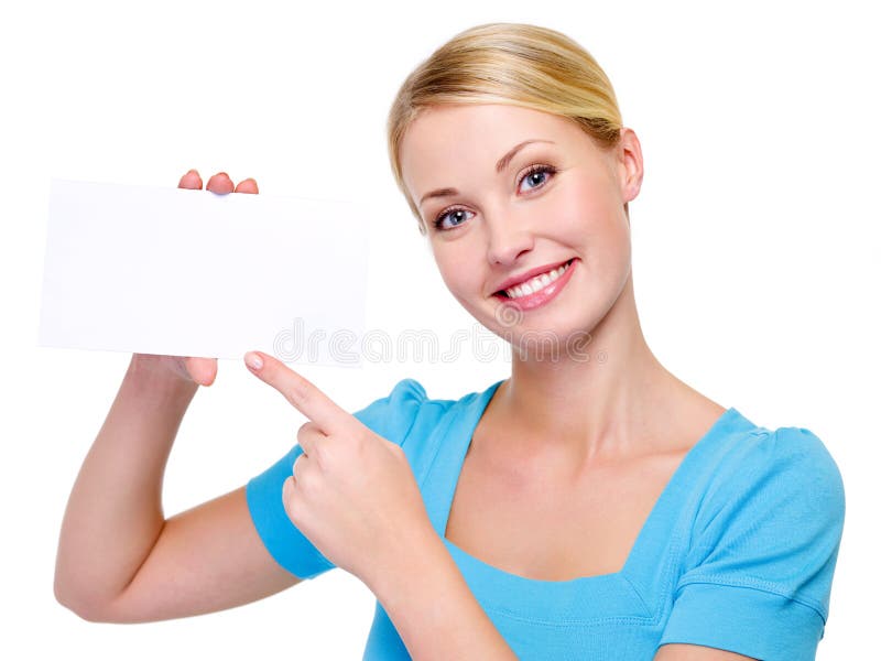 Donna bionda che indica sulla scheda bianca in bianco