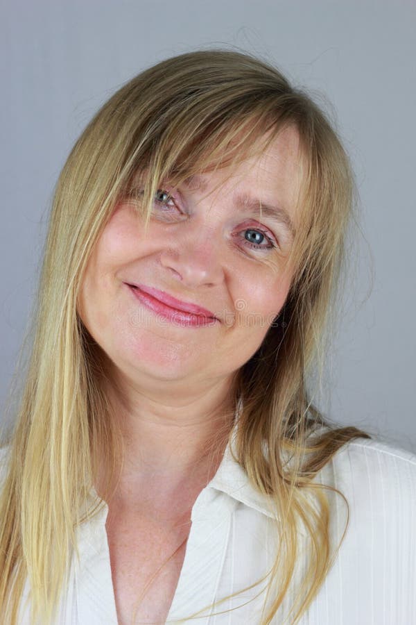 Ritratto di una donna con un'espressione facciale felice fotografie stock libere da diritti