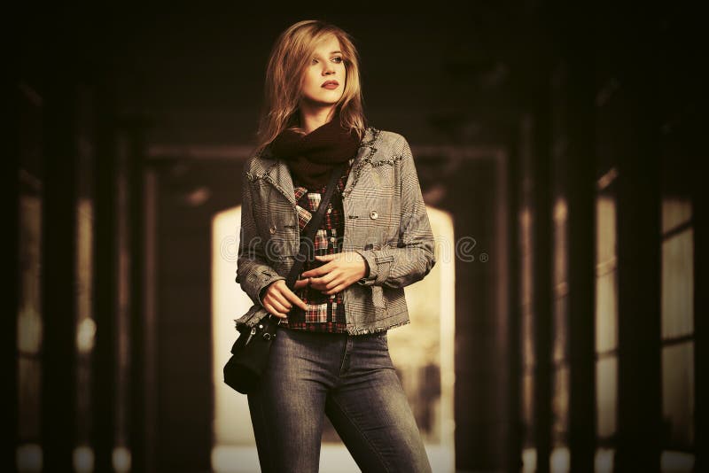 Donna bionda di giovane modo che porta la giacca sportiva controllata del plaid sulla via della citt? fotografia stock libera da diritti Donna bionda di giovane modo che porta la giacca sportiva controllata del plaid sulla via della citt? fotografia stock libera da diritti