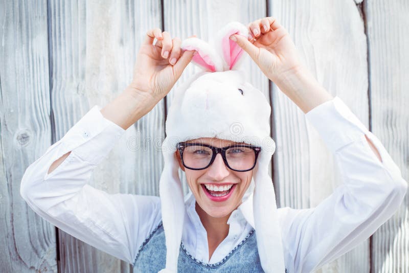 Donna bionda graziosa che sorride alla macchina fotografica che porta cappello divertente immagini stock Donna bionda graziosa che sorride alla macchina fotografica che porta cappello divertente immagini stock
