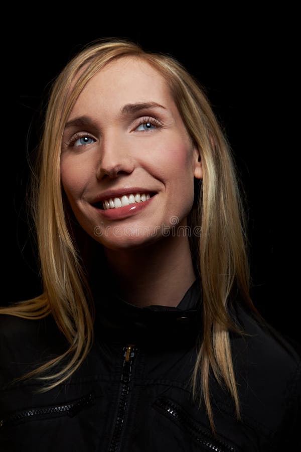 Donna bionda sorridente alla notte fotografia stock Donna bionda sorridente alla notte fotografia stock