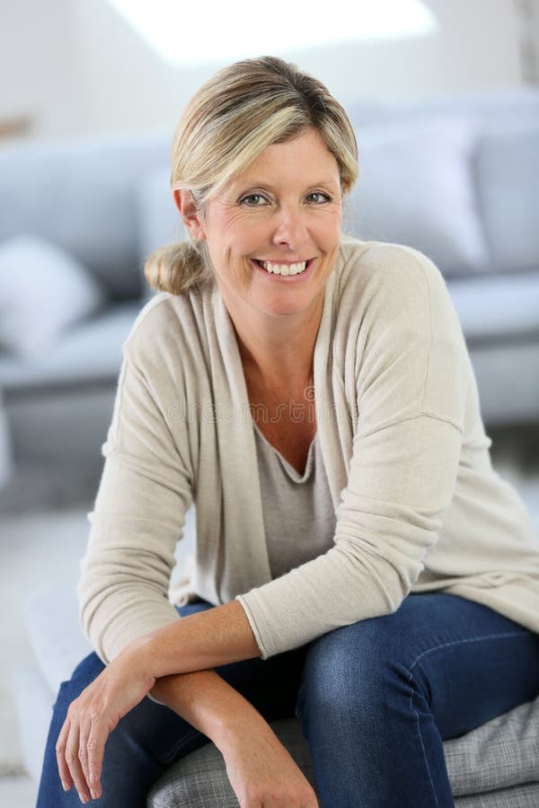 Donna bionda sorridente a casa fotografia stock Donna bionda sorridente a casa fotografia stock