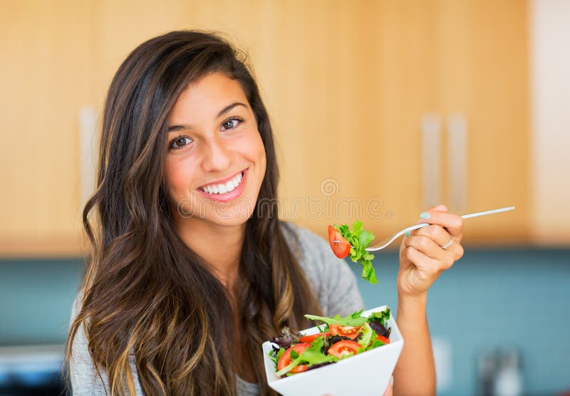 Donna in buona salute che mangia insalata