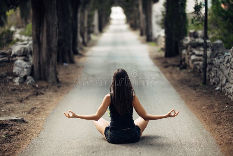 Donna calma spensierata che medita in natura Individuazione della pace interna Pratica di yoga Stile di vita curativo spirituale