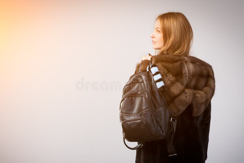 Donna in cappotto di pelliccia nero fotografie stock Donna in cappotto di pelliccia nero fotografie stock