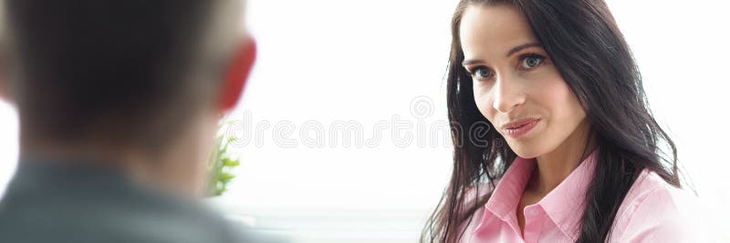 Donna in carica esamina attentamente l'interlocutore fotografie stock