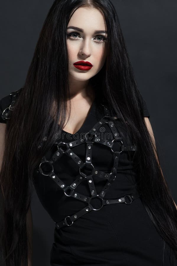 Donna castana attraente in vestito nero fotografia stock libera da diritti Donna castana attraente in vestito nero fotografia stock libera da diritti