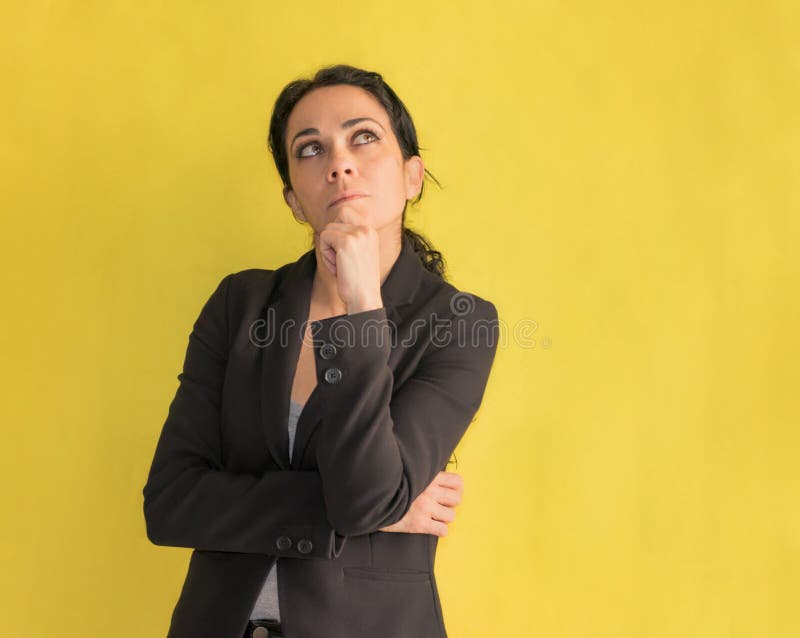 Donna castana di affari con la mano sul mento, pensante ad una certa domanda immagini stock Donna castana di affari con la mano sul mento, pensante ad una certa domanda immagini stock