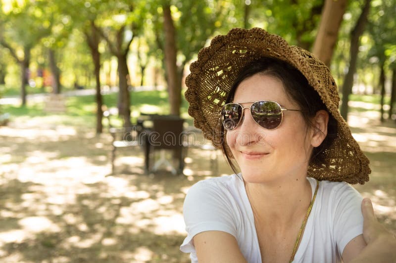 Donna castana felice che gode dell'estate in un'area di ricreazione immagini stock libere da diritti Donna castana felice che gode dell'estate in un'area di ricreazione immagini stock libere da diritti