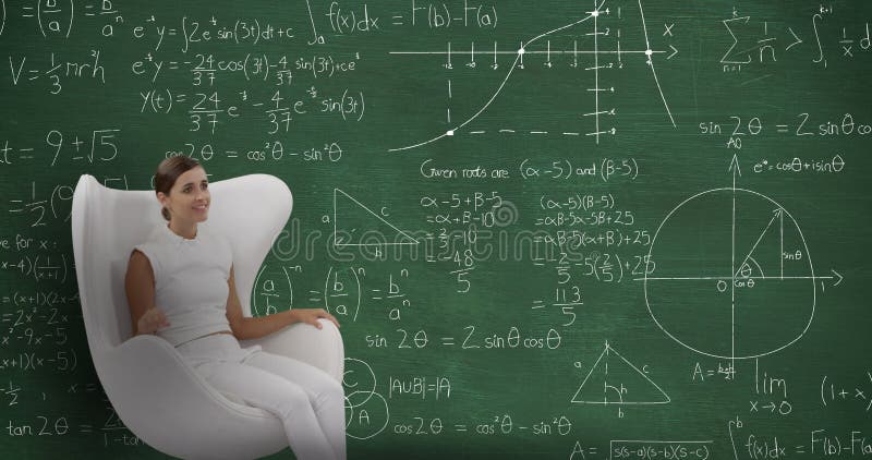 Donna caucasica seduta di fronte alla lavagna piena di equazioni matematiche immagini stock libere da diritti