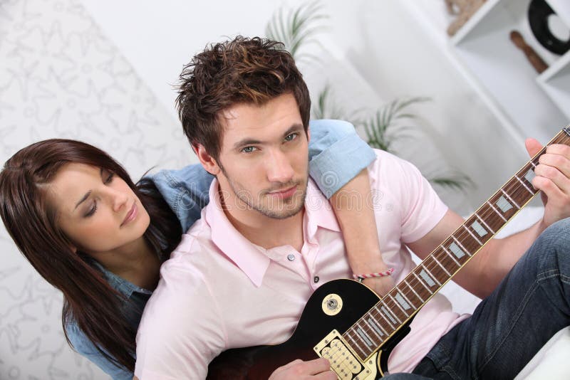 Sognare Ex Fidanzato Che Ti Abbraccia Donna Che Abbraccia Il Suo Ragazzo Fotografia Stock - Immagine di