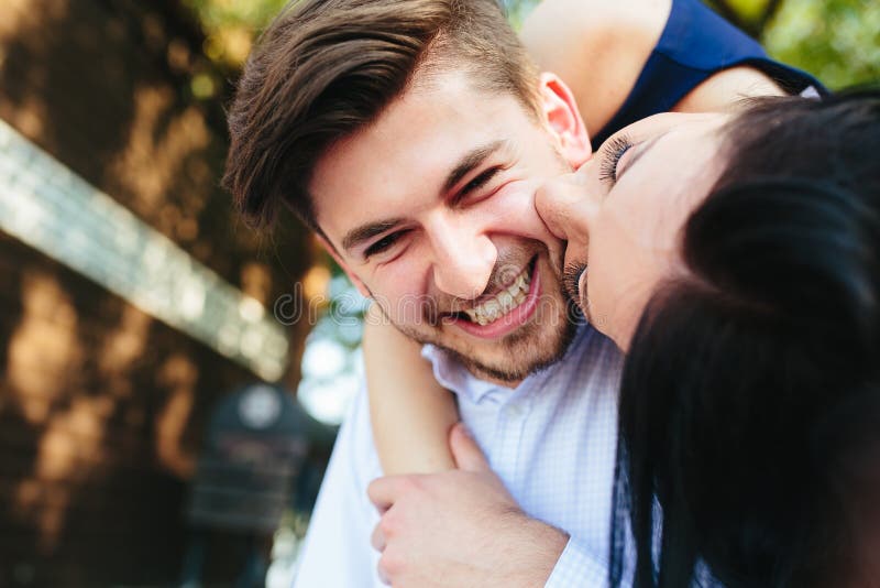 Perché Un Uomo Si Confida Con Una Donna Donna Che Abbraccia Il Suo Ragazzo Da Dietro Fotografia Stock