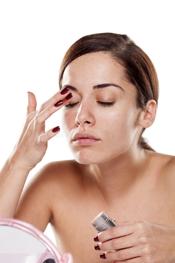 Donna che applica concealer immagini stock libere da diritti Donna che applica concealer immagini stock libere da diritti