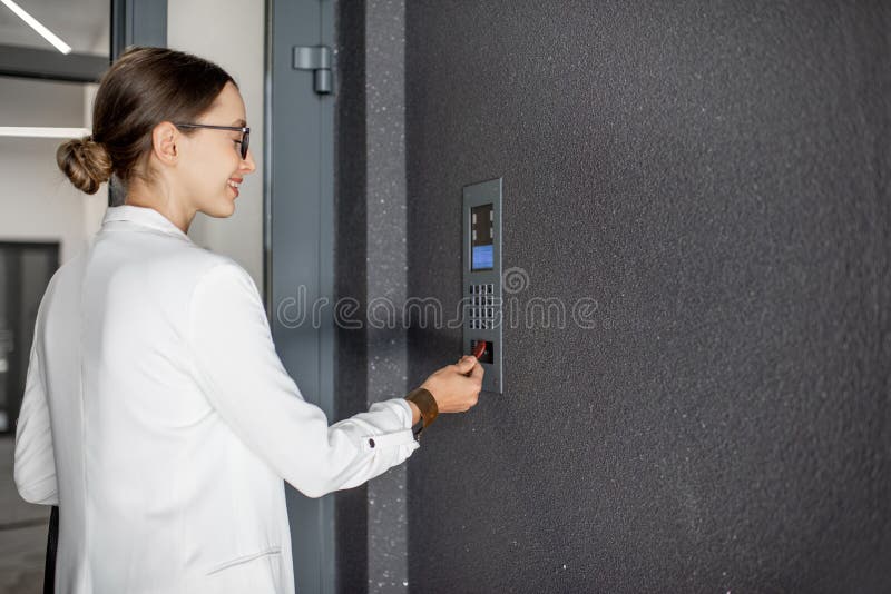Donna che apre la porta con keychain