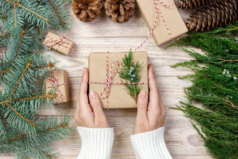 Donna che avvolge i presente moderni dei regali di Natale a casa immagini stock Donna che avvolge i presente moderni dei regali di Natale a casa immagini stock