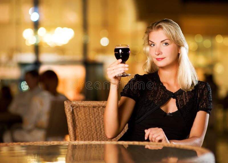 Donna che beve vino rosso fotografie stock Donna che beve vino rosso fotografie stock