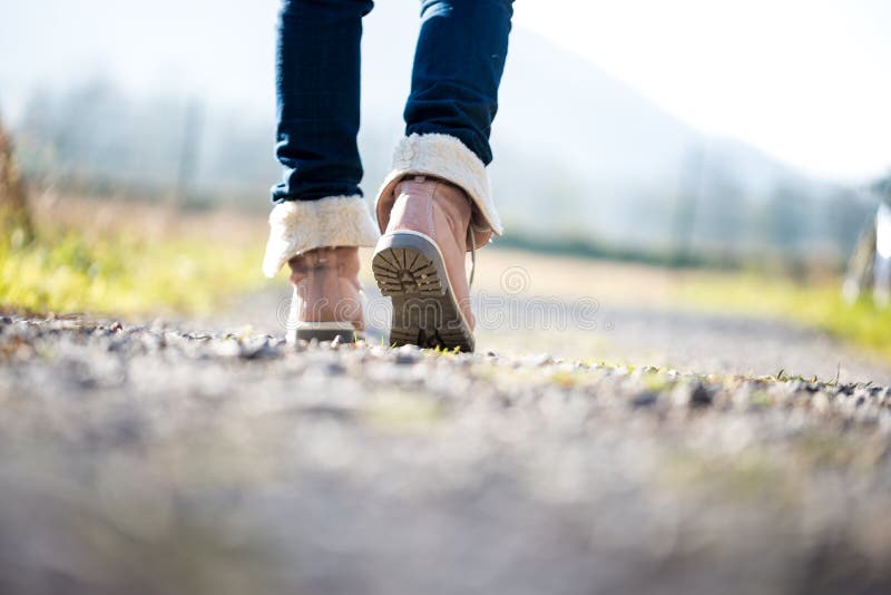 Donna che cammina lungo un percorso rurale