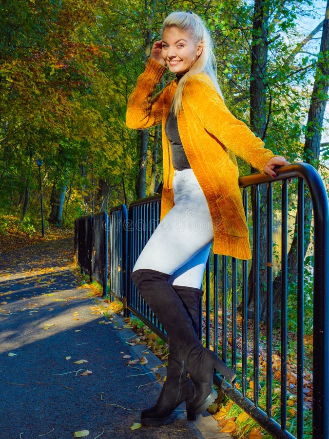 Donna che cammina in un parco autunnale fotografie stock libere da diritti