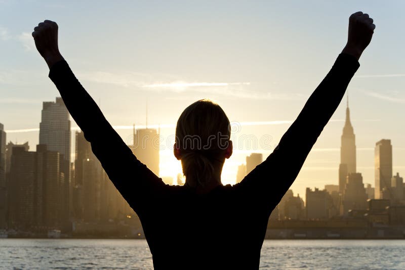 Donna che celebra all'alba a New York City fotografie stock Donna che celebra all'alba a New York City fotografie stock