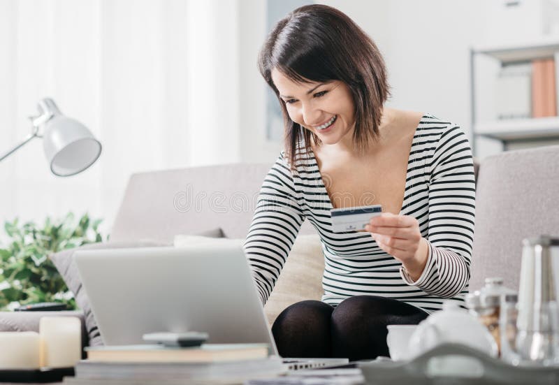 Donna che compera online immagini stock libere da diritti Donna che compera online immagini stock libere da diritti