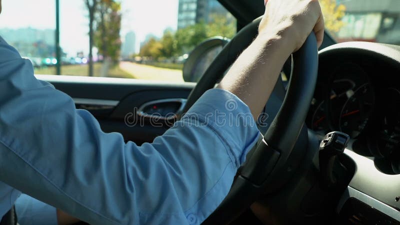 Donna che conduce automobile in autista attento della retromarcia che cerca il punto di parcheggio libero