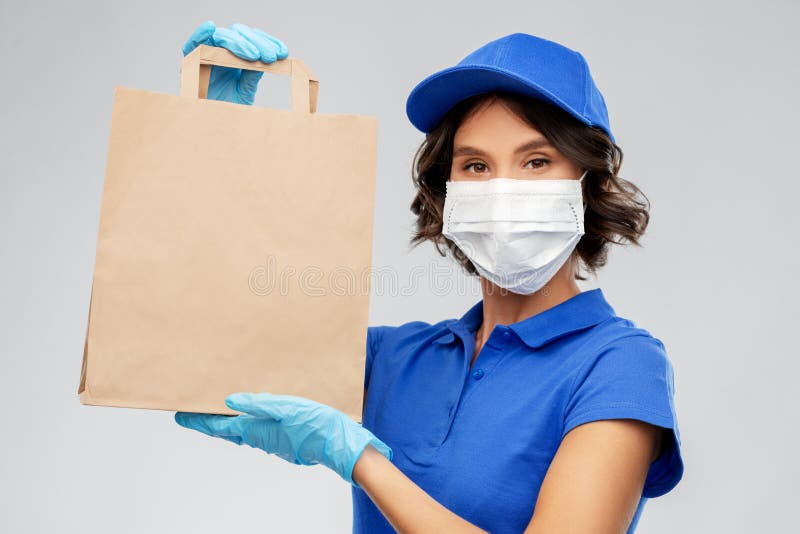 Donna che consegna mascherata con cibo in sacchetto di carta