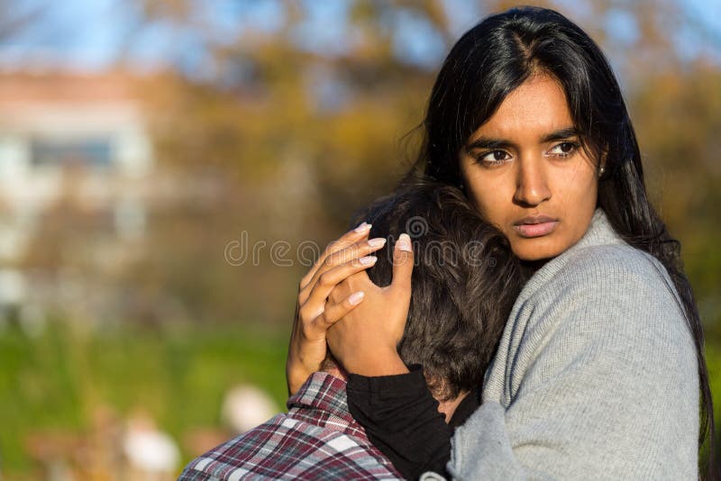 Donna che consola il suo ragazzo o marito triste fotografie stock Donna che consola il suo ragazzo o marito triste fotografie stock