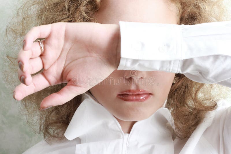 Donna Che Copre I Suoi Occhi Fotografia Stock - Immagine di espressione