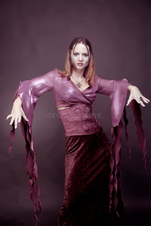 Donna che dura come dancing del vampiro Halloween fotografia stock libera da diritti Donna che dura come dancing del vampiro Halloween fotografia stock libera da diritti