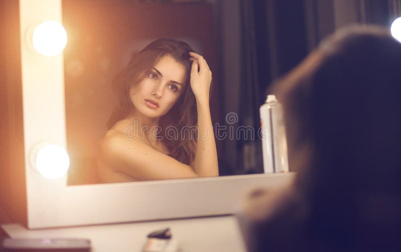 Donna che esamina uno specchio