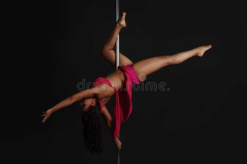 Donna che esegue ballo del palo fotografia stock libera da diritti Donna che esegue ballo del palo fotografia stock libera da diritti