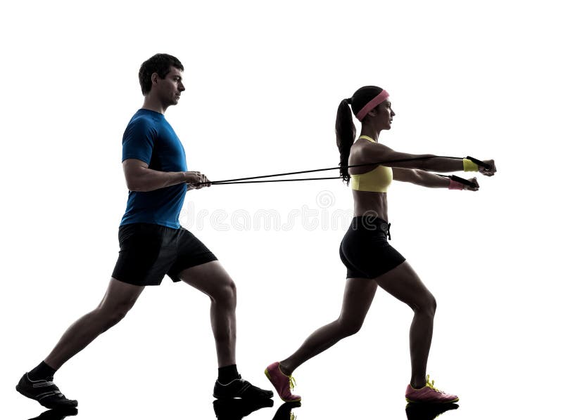 Donna che esercita l'elastico di resistenza di forma fisica con la vettura dell'uomo fotografia stock Donna che esercita l'elastico di resistenza di forma fisica con la vettura dell'uomo fotografia stock