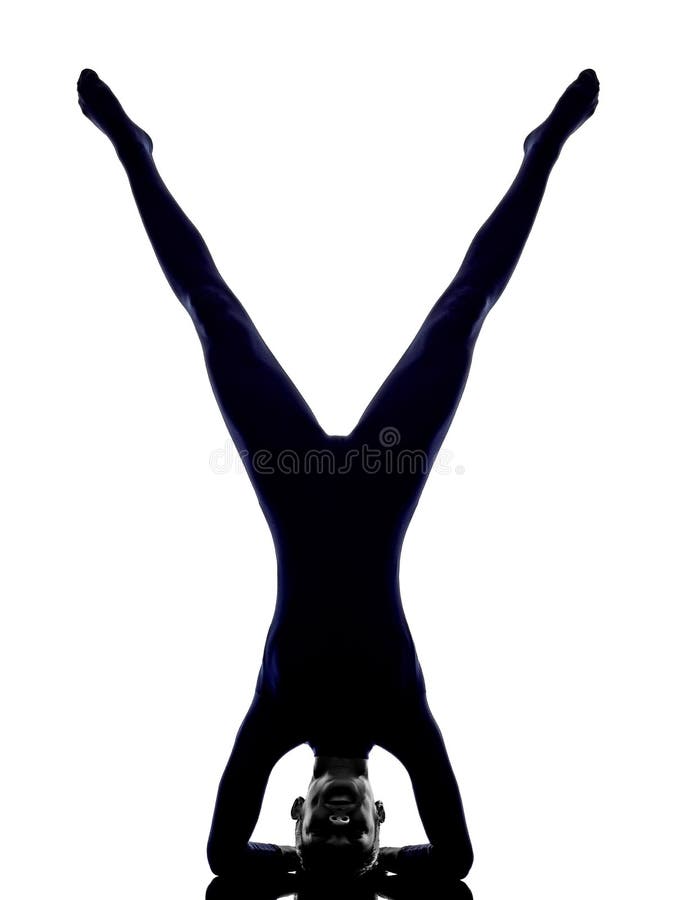 Donna che esercita la siluetta di yoga di posa dello scorpione di vrschikasana fotografie stock libere da diritti Donna che esercita la siluetta di yoga di posa dello scorpione di vrschikasana fotografie stock libere da diritti