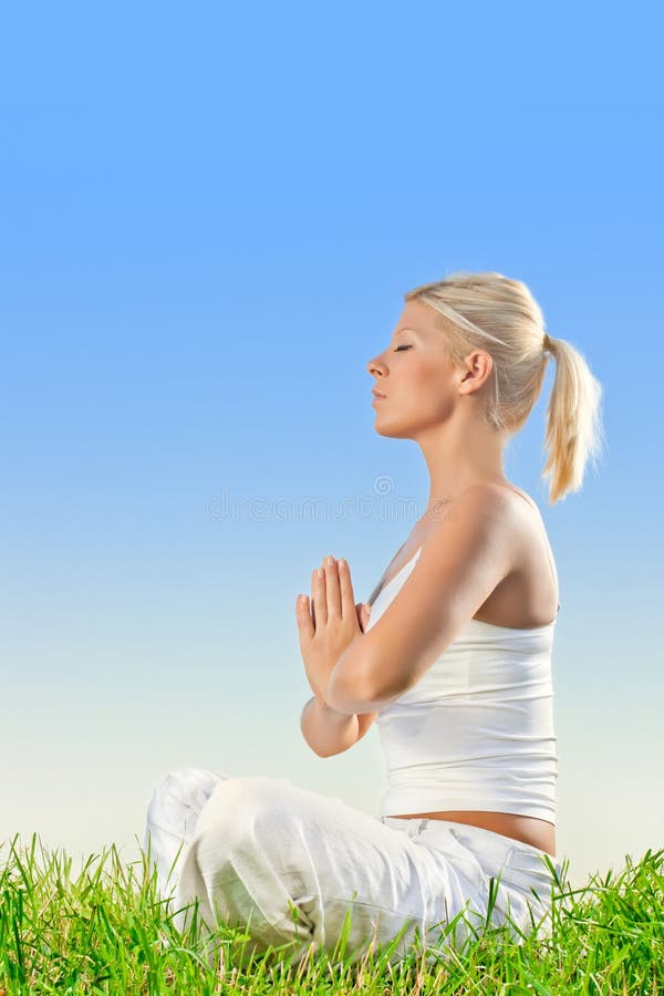 Donna che fa esercitazione di meditazione di yoga immagine stock Donna che fa esercitazione di meditazione di yoga immagine stock
