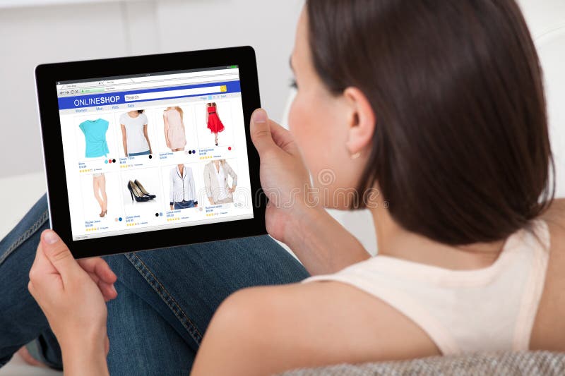 Donna che fa spesa online sulla compressa di Digital immagini stock libere da diritti Donna che fa spesa online sulla compressa di Digital immagini stock libere da diritti
