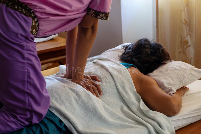 Donna che fa trattamento di sanità di massaggio del corpo nella stazione termale immagini stock